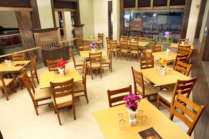 夏苏蔓酒店 戈尔哈布尔 外观 照片